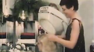 CC E 513 Lesbian salon