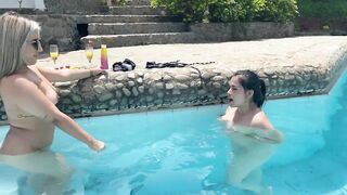 I fuck my best friend in the pool until I squirt, overlooking the whole city - Anne_Austin