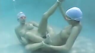 Lesbians with double-dildo underwater