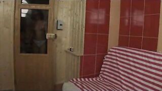 Midget eats regular size whore on the couch with pleasure