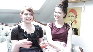 Österreicherin wird von deutscher Studentin gefesselt und verwöhnt