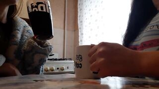Сестра моей подруги так громко стонала, что мне захотелось трахаться, и я трахнулась с подругой