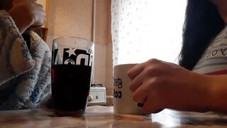Сестра моей подруги так громко стонала, что мне захотелось трахаться, и я трахнулась с подругой