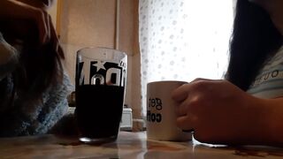 Сестра моей подруги так громко стонала, что мне захотелось трахаться, и я трахнулась с подругой