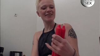 Blonde Lesbe zum Ficken ueberredet