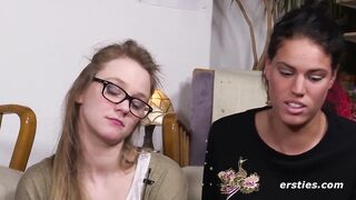 Geile Freundin kommt zu Besuch und wird mit Vibrator verwöhnt