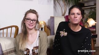 Geile Freundin kommt zu Besuch und wird mit Vibrator verwöhnt