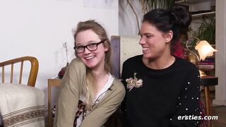 Geile Freundin kommt zu Besuch und wird mit Vibrator verwöhnt