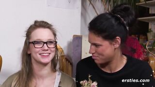 Geile Freundin kommt zu Besuch und wird mit Vibrator verwöhnt