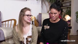 Geile Freundin kommt zu Besuch und wird mit Vibrator verwöhnt