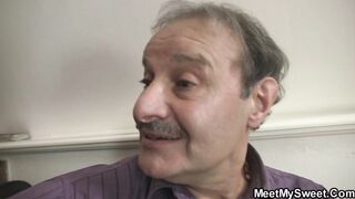 His gf rides old dick after mature cunnilingus