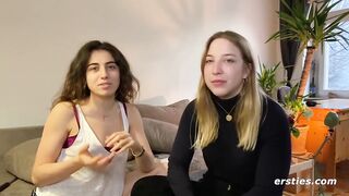 Lustvolle Berlinerinnen haben leckeren lesbischen Sex