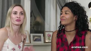 Ersties: Lesbische Amateurmädels haben Sexy-Spaß miteinander