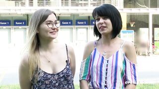 Deutsche Blondine wird von Freundin anal mit Dildo penetriert