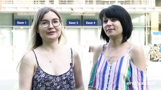 Deutsche Blondine wird von Freundin anal mit Dildo penetriert