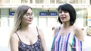Deutsche Blondine wird von Freundin anal mit Dildo penetriert