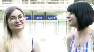 Ersties: Deutsche Studentin lässt sich Muschi und Po von Freundin verwöhnen