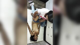 Dos hermosas lesbianas teniendo una deliciosa cogida,