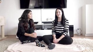 Ersties: Süße Amateurgirls verwöhnen einander fleißig