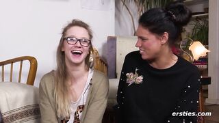 Ersties: Geile 22-jährige Hamburgerin stellt was Heißes mit Freundin an