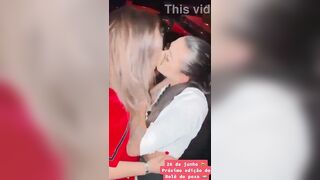 novinha hetero se apaixonando pela lésbica durante o beijo