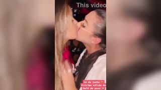 novinha hetero se apaixonando pela lésbica durante o beijo