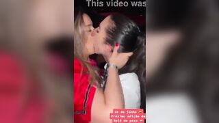 novinha hetero se apaixonando pela lésbica durante o beijo