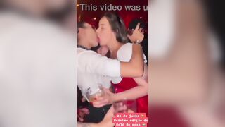 novinha hetero se apaixonando pela lésbica durante o beijo