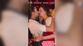 novinha hetero se apaixonando pela lésbica durante o beijo