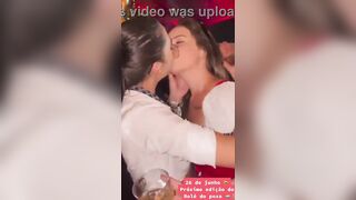 novinha hetero se apaixonando pela lésbica durante o beijo