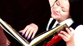 Versaute Schulmaedchen allein in der Bibliothek