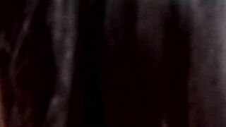 Versaute Schulmaedchen allein in der Bibliothek