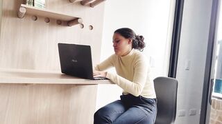 Descubro que mi jefe usa lubricantes y me los mete en mi vagina!