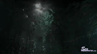 Cassie Laine and Nikki Mae play Lips on Lips Underwater