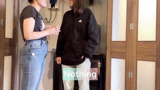 Mi Hermanastro no está en casa y yo termino jugando con su esposa a la médico y a la paciente para