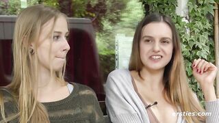 Ersties: Heiße Österreicherin und heißes bayrisches Madl vergnügen sich vor Kamera