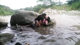 nos fuimos pal rio mi hermanastra y yo y nos grabamos teniendo sexo