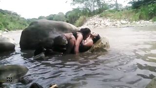 nos fuimos pal rio mi hermanastra y yo y nos grabamos teniendo sexo