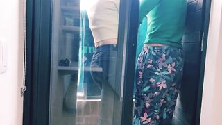 Mi amigo y yo nos follamos en el balcón del apartamento de la abuela!