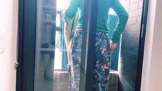 Mi amigo y yo nos follamos en el balcón del apartamento de la abuela!