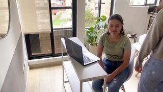 Dejo la Cámara de la reunión de trabajo mientras mi novia me lame el coño.