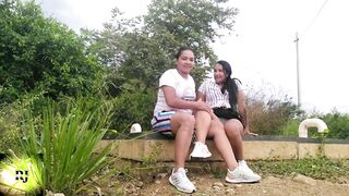 acariciando nuestros coños en el parque