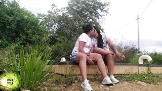 acariciando nuestros coños en el parque