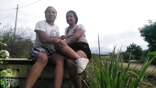 acariciando nuestros coños en el parque