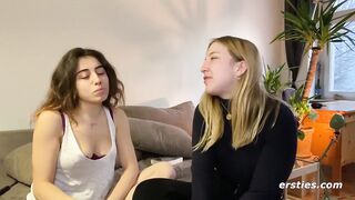 Ersties: Heiße Massage mit Sexspielzeug und Happy End