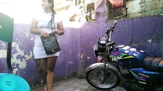 ayudo a mi hermanastra a lavar la moto y me hace un oral en la calle parte 1