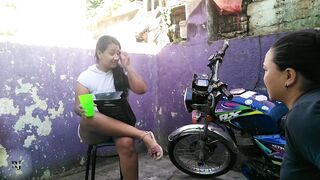 ayudo a mi hermanastra a lavar la moto y me hace un oral en la calle parte 1