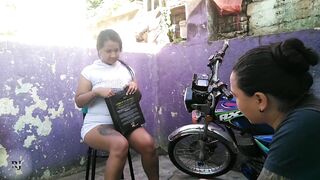ayudo a mi hermanastra a lavar la moto y me hace un oral en la calle parte 1