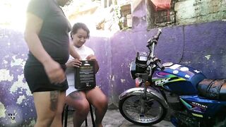 ayudo a mi hermanastra a lavar la moto y me hace un oral en la calle parte 1