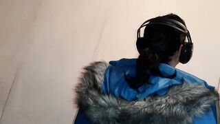 While my girlfriend listens to music my neighbor eats my pussy - Lesbian-candys